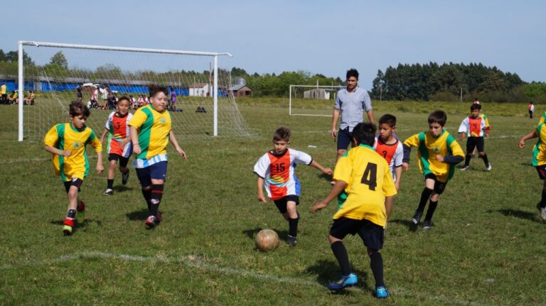 Se entregó nuevas camisetas a la escuela de fútbol de Puerto Yeruá