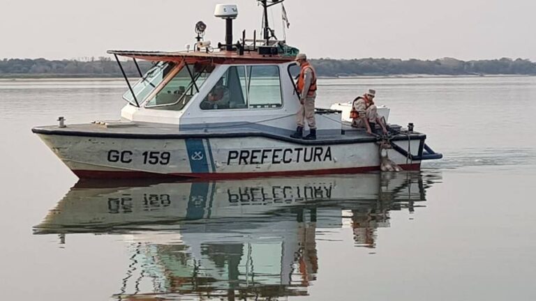 Cuatro personas fueron salvadas por Prefectura tras el vuelco de una embarcación