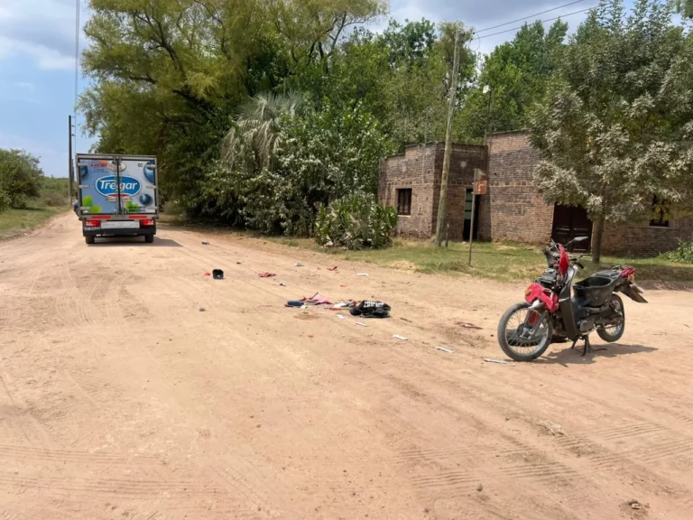 Un hombre y un niño de 11 años pelean por su vida tras un violento choque entre una moto y una camioneta