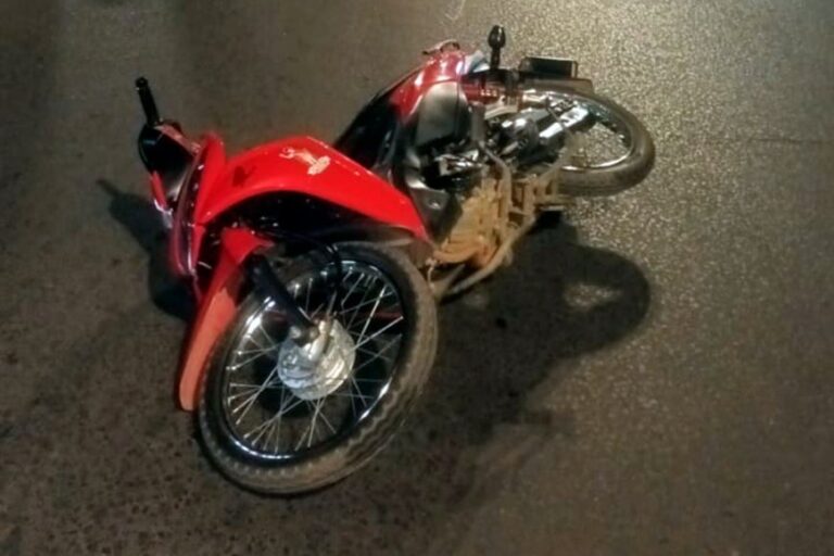 Una motociclista está en terapia intensiva tras un violento choque y el conductor del auto quedó detenido