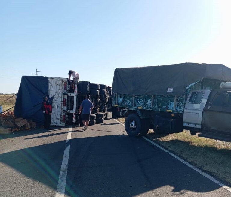 Volcó un acoplado cargado de cítricos en la Ruta 18