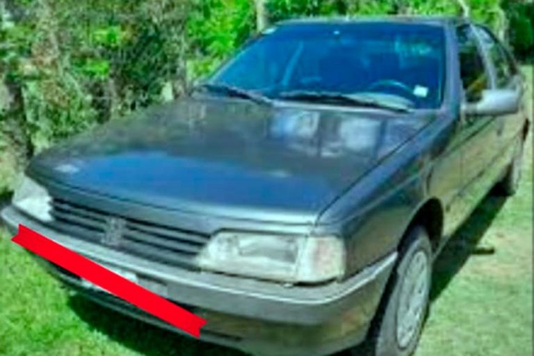 Fue a dar clases, dejó las llaves puestas y le robaron el auto: lo recuperaron chocado a pocas cuadras