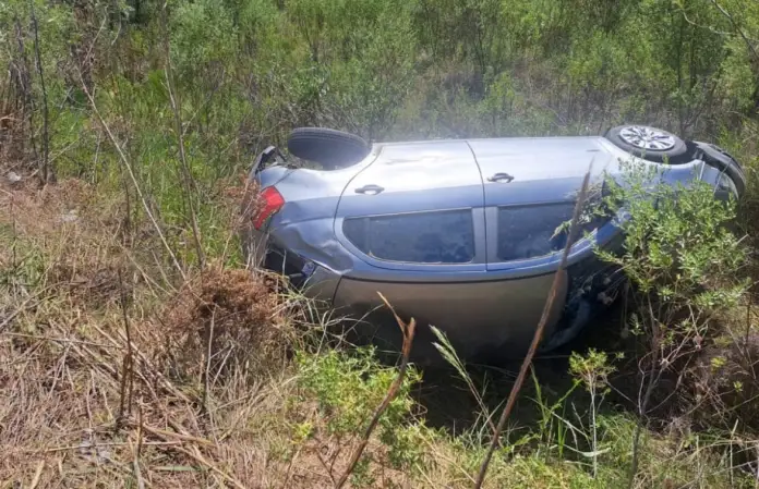 Un automovilista mordió la banquina y volcó cerca de Colonia Ayuí