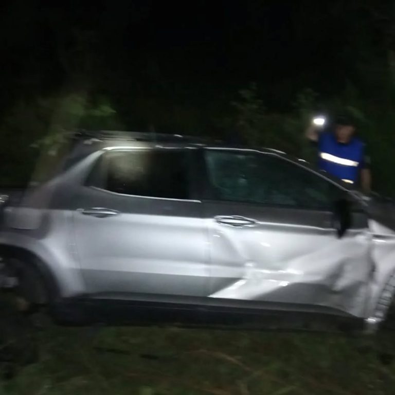 Una camioneta despistó y terminó debajo de un puente en el acceso a Concordia