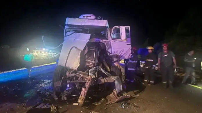 Violento choque entre dos camiones: un conductor hospitalizado