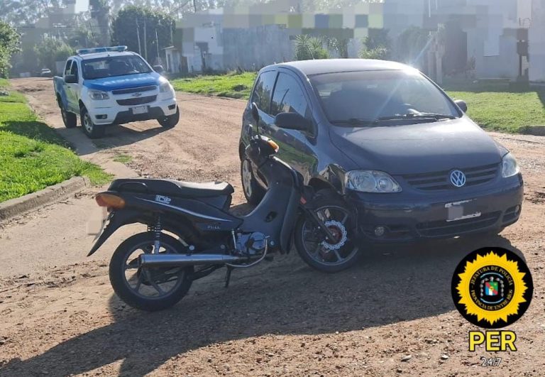 Choque entre un auto y una moto en una esquina: un hombre fue hospitalizado