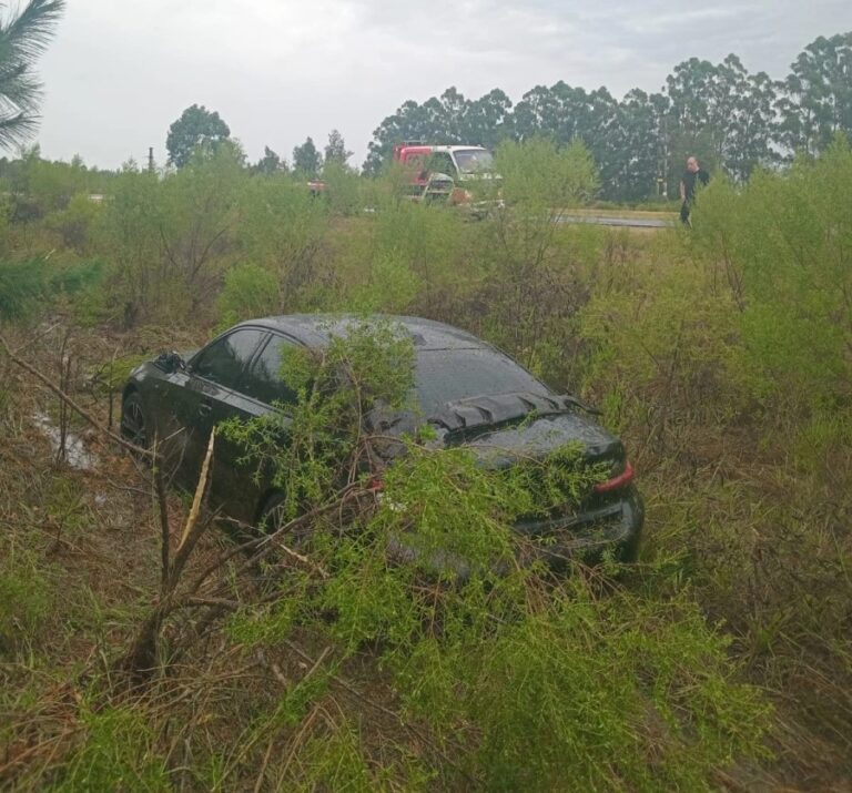 Lluvia y despiste en la Autovía 14: un BMW perdió el control a la altura de Concordia