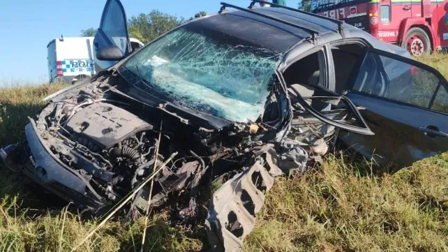 Un choque frontal entre un auto y un camión recolector dejó un muerto