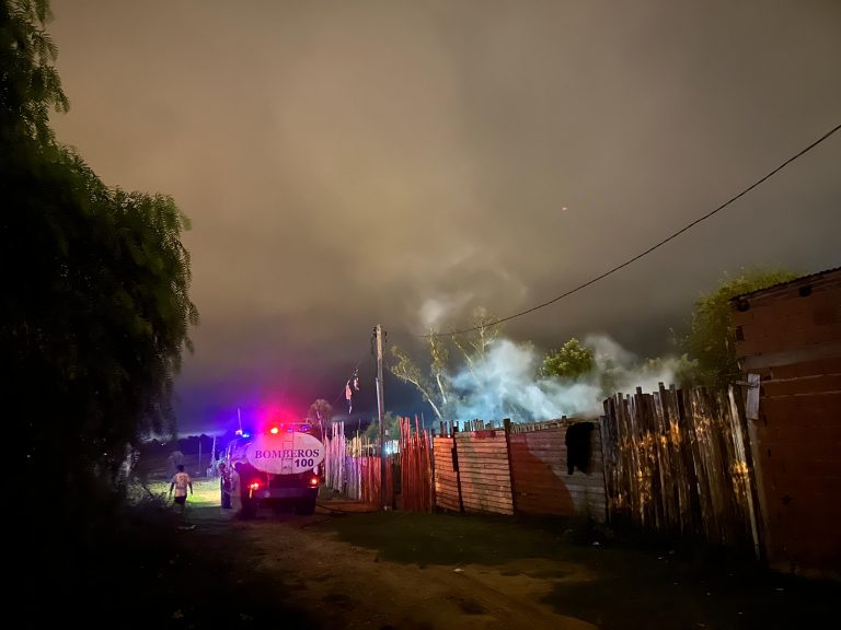 Bomberos Zapadores rescataron a un perro durante el incendio de una vivienda en Concordia