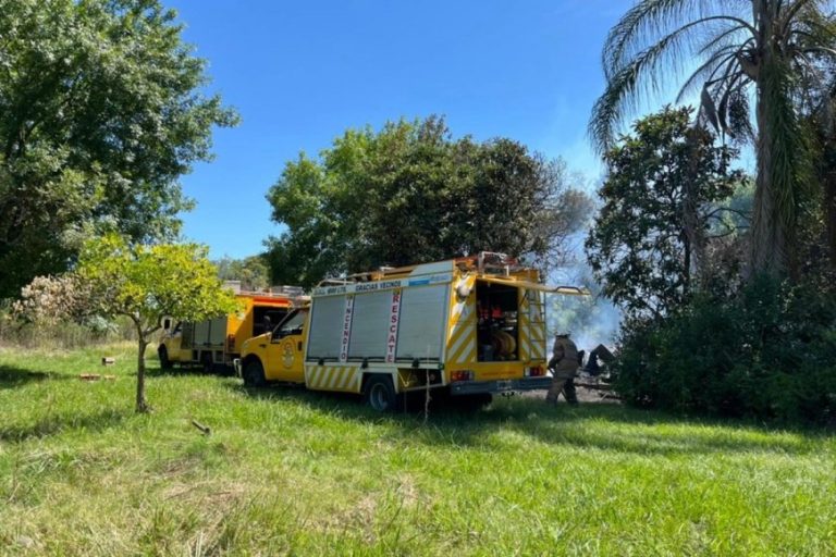 Un incendio destruyó una vivienda de madera y su propietario debió ser hospitalizado