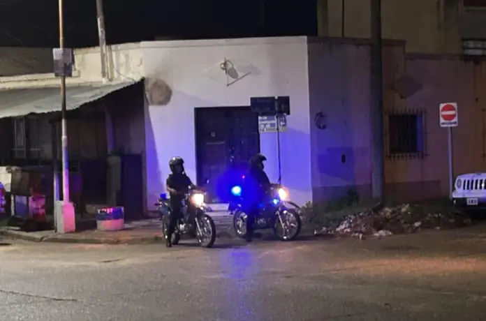 Entró a robar a un corralón, intentó huir y le mordió la mano a un policía para evitar su captura