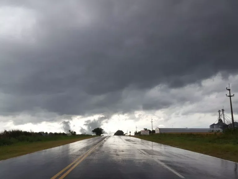Alerta naranja por tormentas severas y ráfagas que podrían superar los 90 km/h
