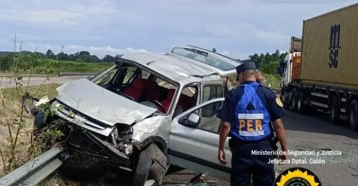 Despistó, chocó contra el guardarraíl y terminó volcando: se salvaron de milagro