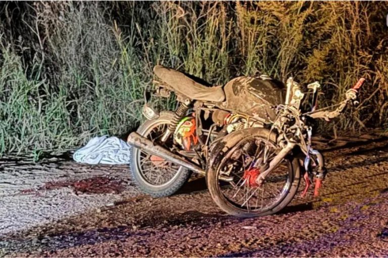 Un adolescente de 16 años murió tras chocar contra un camión