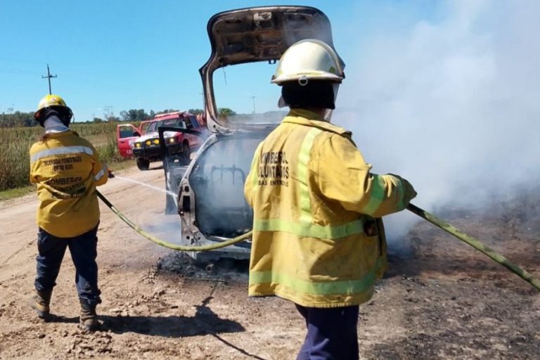 Un auto explotó cuando intentaban apagar el fuego y el conductor terminó herido