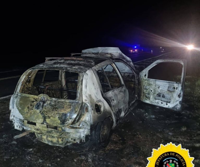 Un auto se incendió por completo y las llamas devoraron todo en General Campos