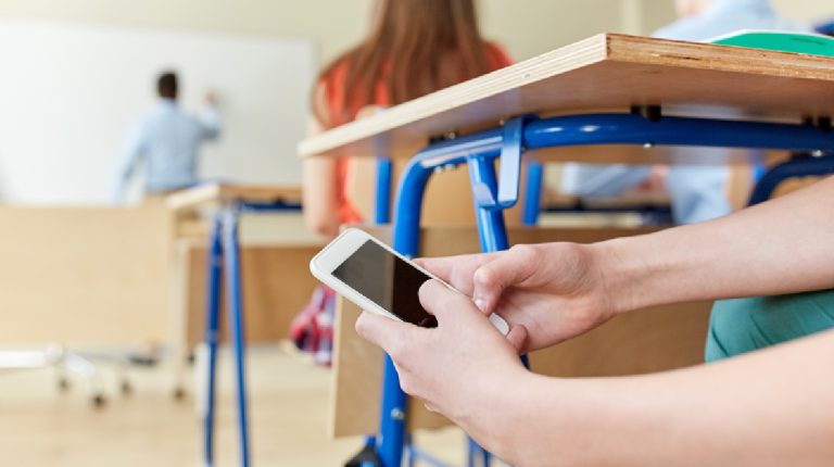 Una escuela de Concordia tomó una drástica decisión y prohibió el uso del celular