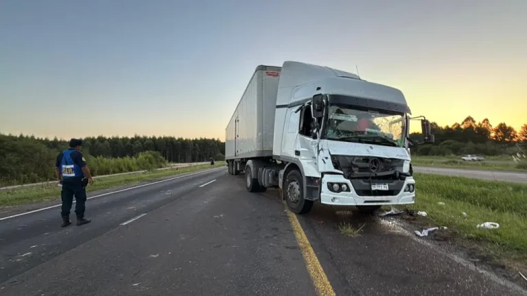 Impactante choque entre dos camiones dejó a un chofer atrapado entre los hierros en Ruta 14