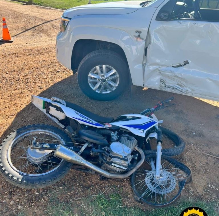 Un menor resultó con heridas graves tras colisionar su moto contra una camioneta