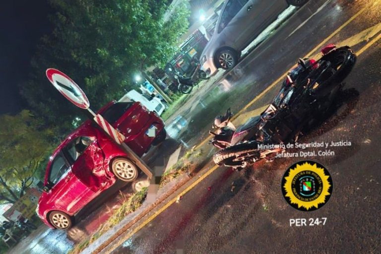 Violento choque nocturno deja a un motociclista entre la vida y la muerte