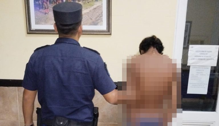 ¡Lo pescaron in fraganti! Intentó robar una moto en pleno centro y la policía lo atrapó antes de que escape