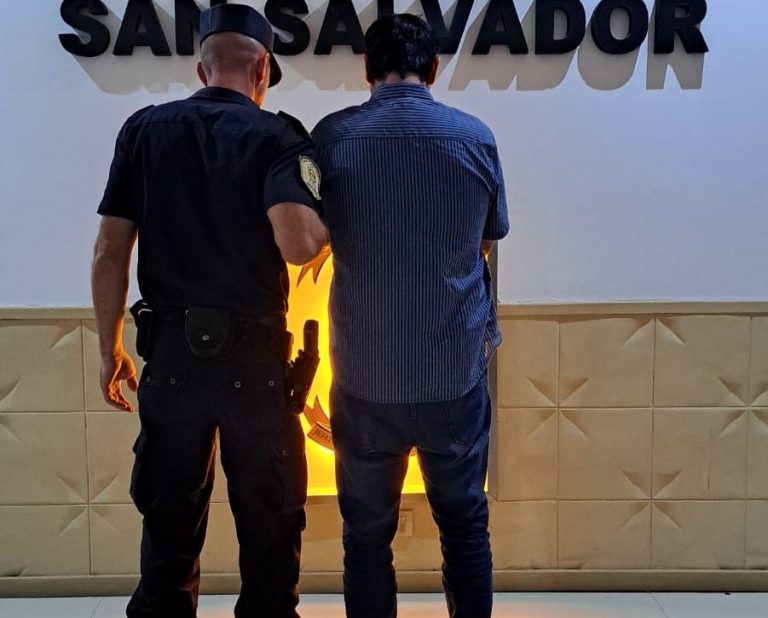 Tensión en San Salvador: la arrastraba por la fuerza en plena calle y terminó detenido por violencia de género