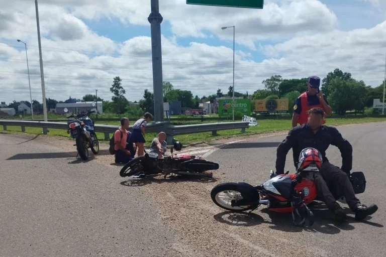 ¡Violento impacto en la Autovía 14! Dos motos chocaron de frente y una mujer terminó con graves fracturas