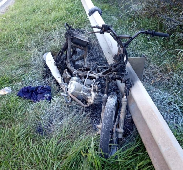 Fue a buscar los papeles, quemó su propia moto frente a los policías y terminó esposado