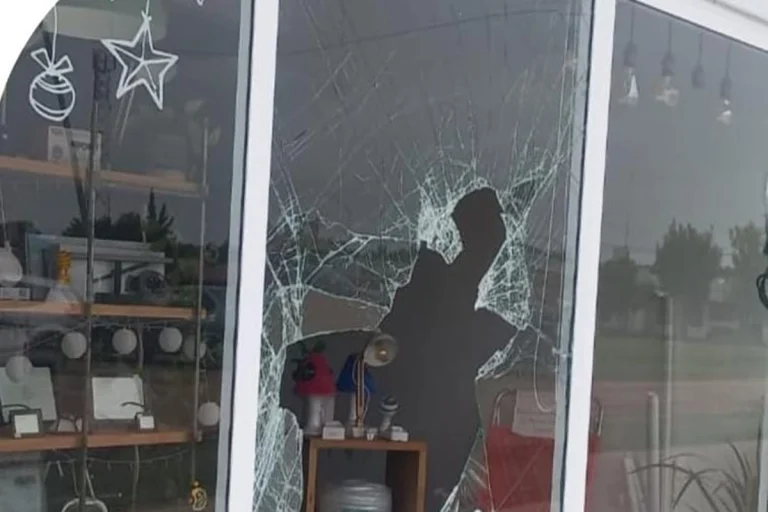 Destrozaron la vidriera de un comercio para llevarse el dinero de la caja