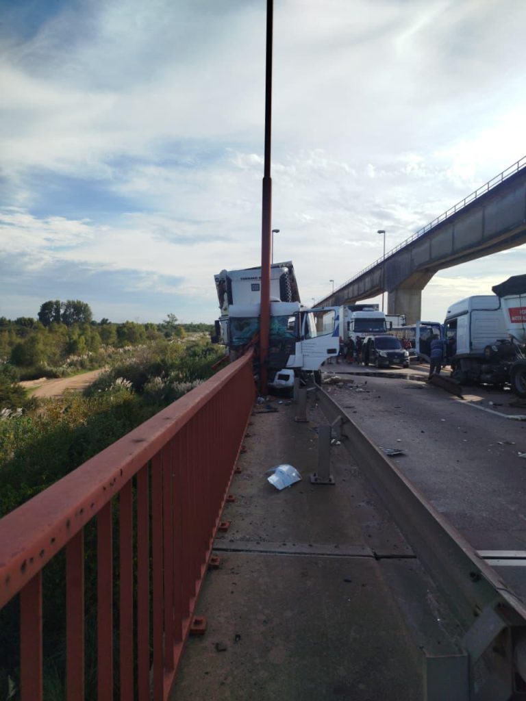 Un camión quedó colgando del puente Zárate-Brazo Largo y estuvo a centímetros de caer al vacío