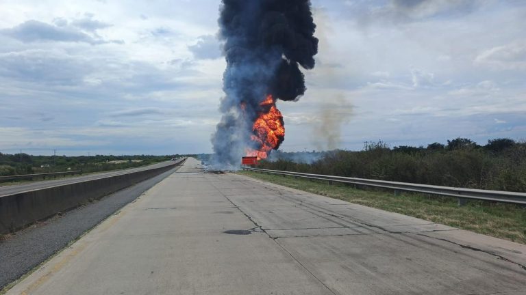 Tragedia en la Ruta 14: Un camión cisterna explotó tras un brutal choque frontal, hay un muerto