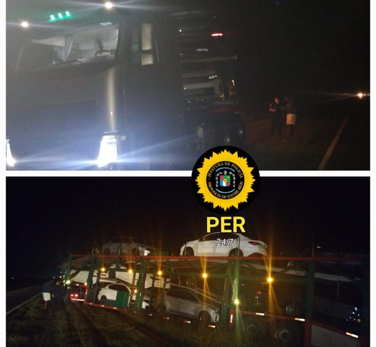 Un camión con autos 0km quedó atrapado en el barro y generó un operativo de emergencia