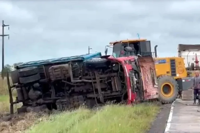 Un camión cargado volcó en la Ruta 127 y el conductor se salvó de milagro