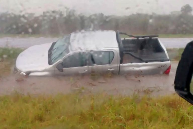 Una camioneta de una conocida empresa perdió el control tras pisar un “espejo de agua” en plena Ruta 18