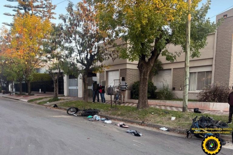 Un choque de motos terminó en tragedia y hay un joven luchando por su vida