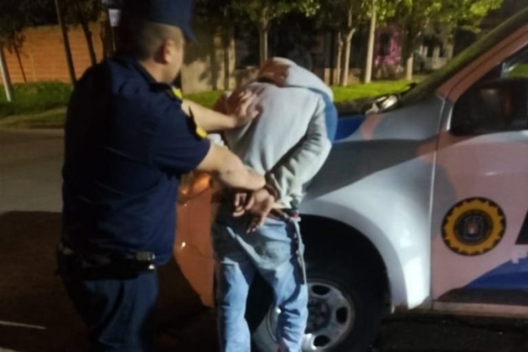Lo atraparon caminando por la calle con un fusil al hombro y un botín de joyas