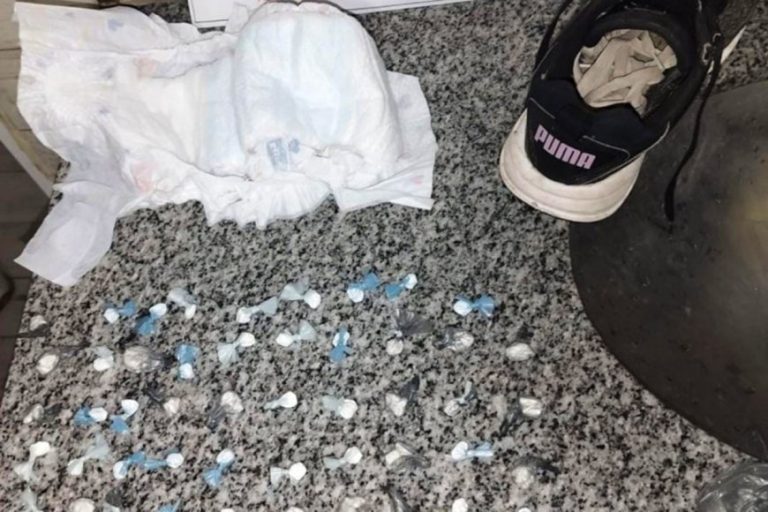 Llevaba 59 dosis de cocaína ocultas en un pañal y la atraparon en la terminal