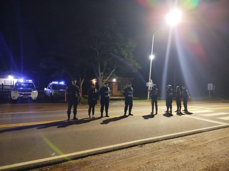 Intentó burlar un control policial en el acceso a la ciudad y terminó descartando droga en la ruta