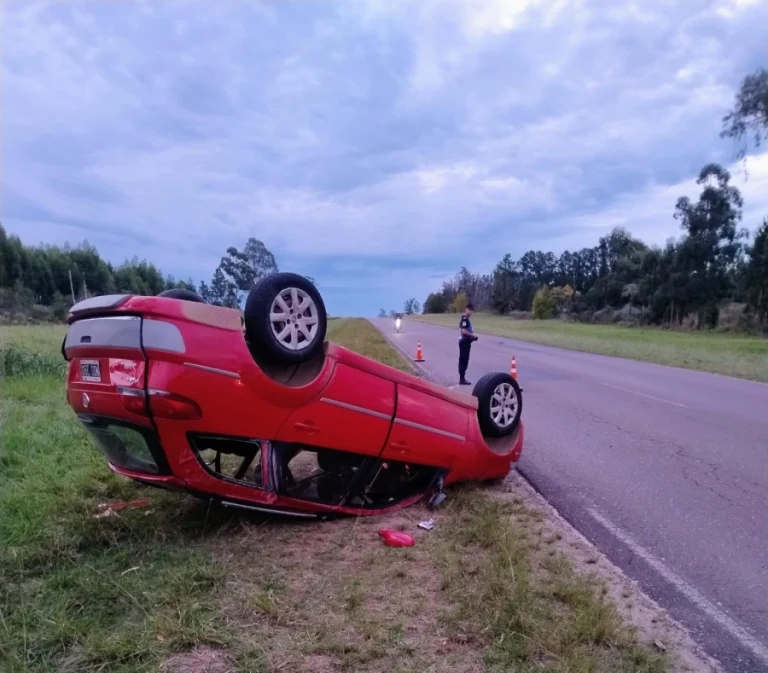 Perdió el control de su auto y terminó volcando en un violento accidente camino al puente