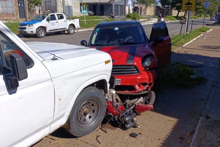 Un conductor alcoholizado en un auto de lujo causó un impactante choque en cadena