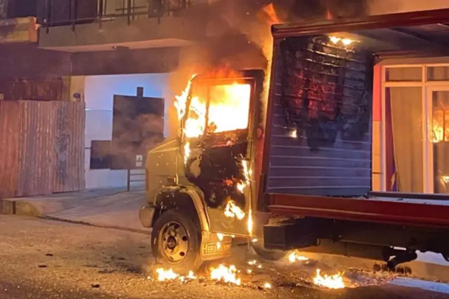 Camión incendiado en Concordia. Foto: Concordia Policiales.