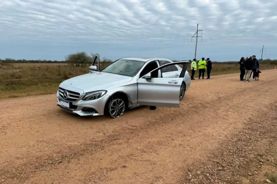 As&iacute; qued&oacute; el auto tras la persecuci&oacute;n, con una de sus ruedas delanteras destruidas. Foto: Concordia Policiales.