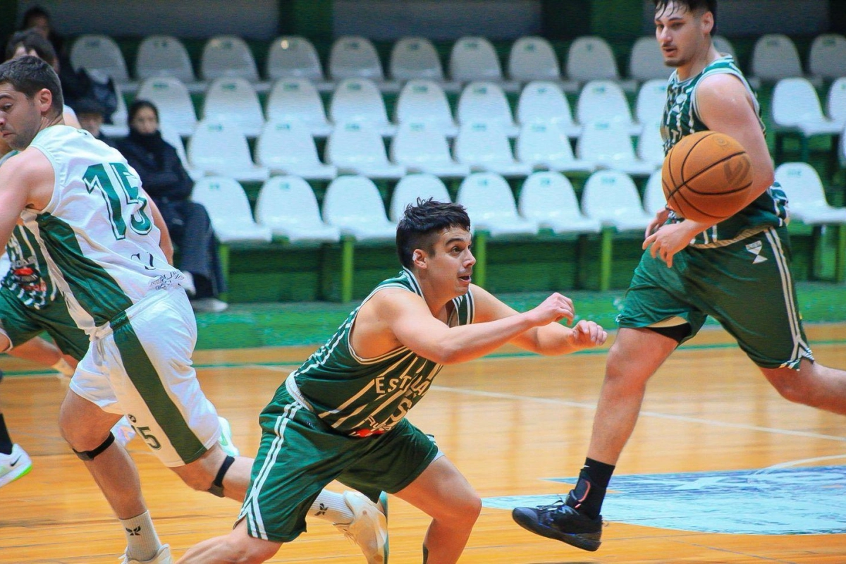 Facundo Ortiz pasando el balón