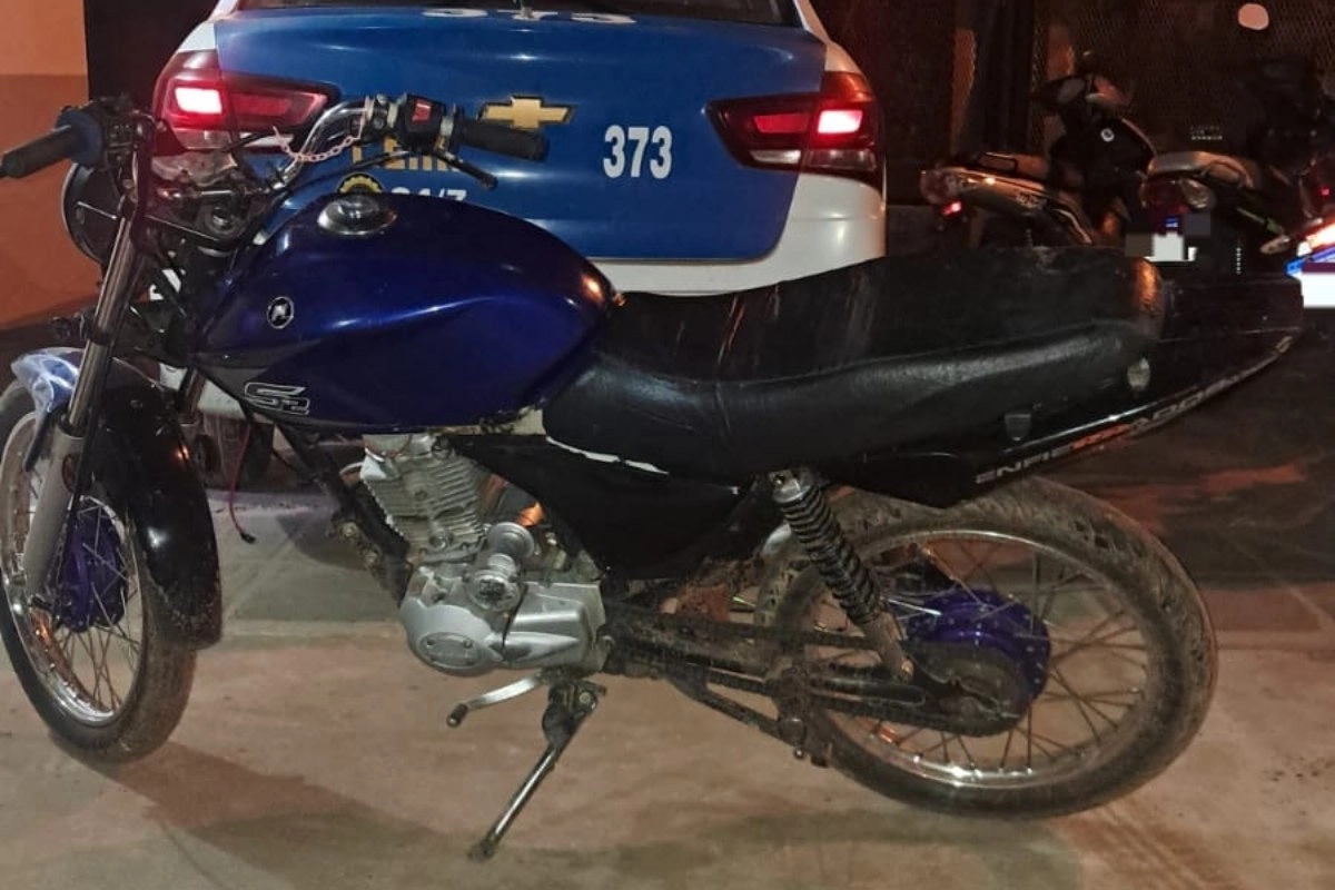 El sujeto habría robado una moto minutos antes de acercarse a la casa de su ex pareja.