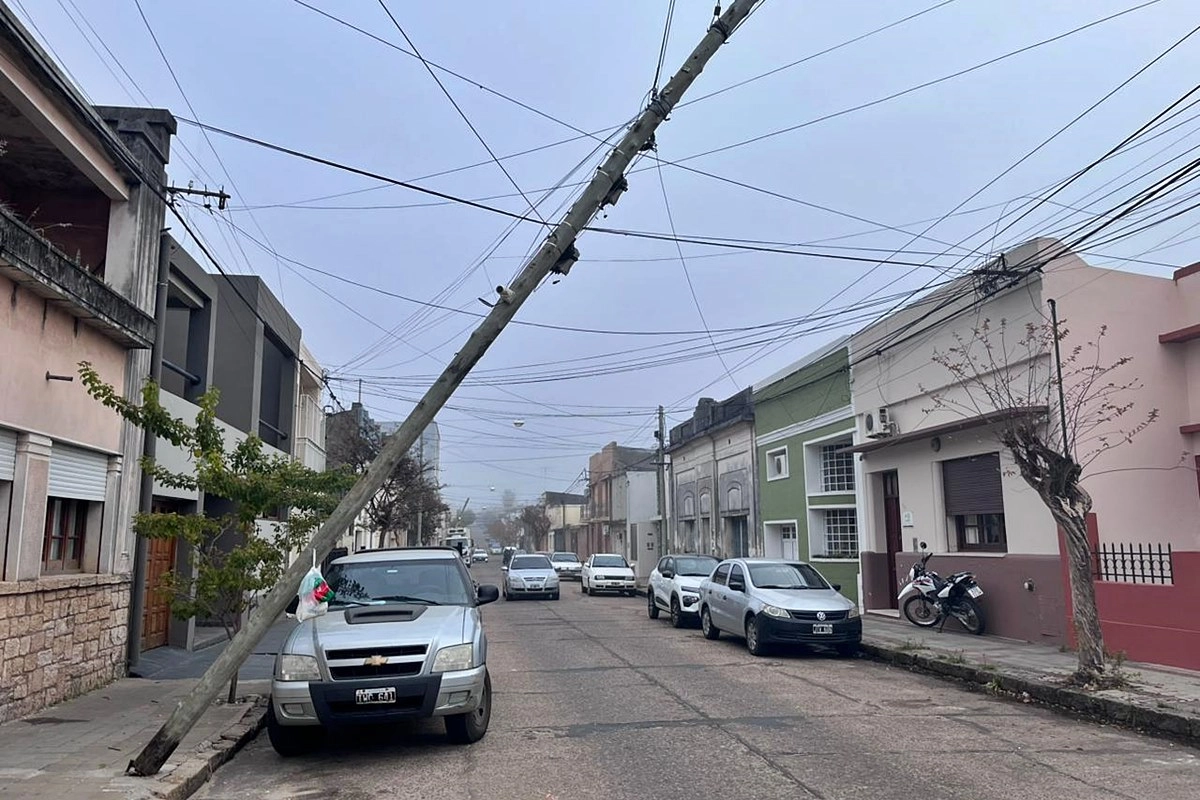 Los postes quedarón sostenidas por el cableado de servicio