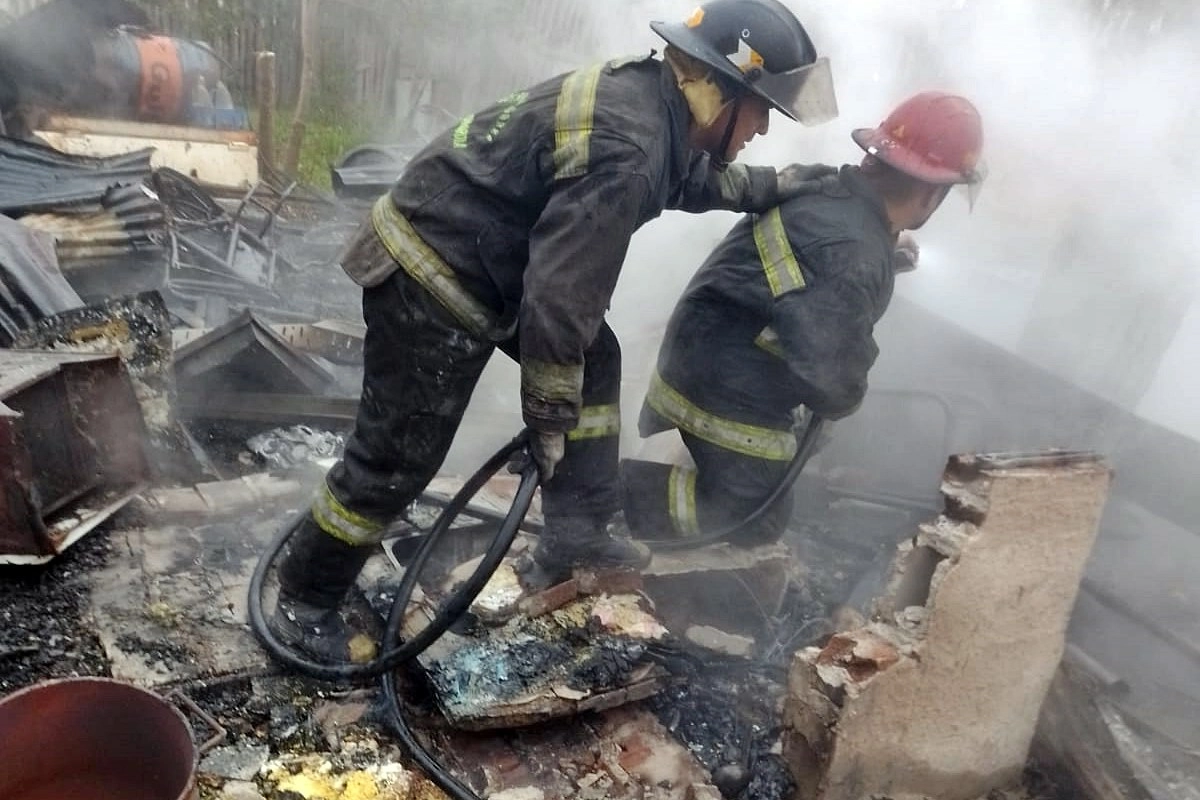 Los bomberos Zapadores apagando los últimos vestigios del incendio.