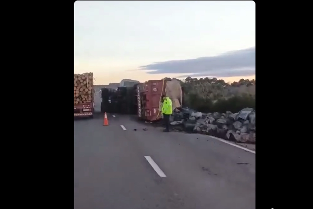 El siniestro volcó durante la tarde de este miércoles.