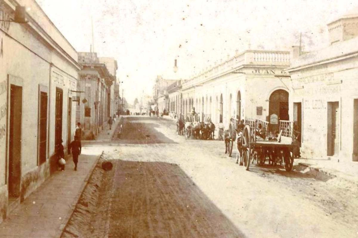 La postal retrata una calle de Concordia de 1890 aproximadamente.