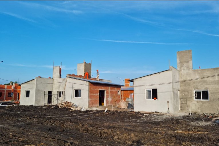 Provincia firmó un contrato para construir quince viviendas en el norte entrerriano
