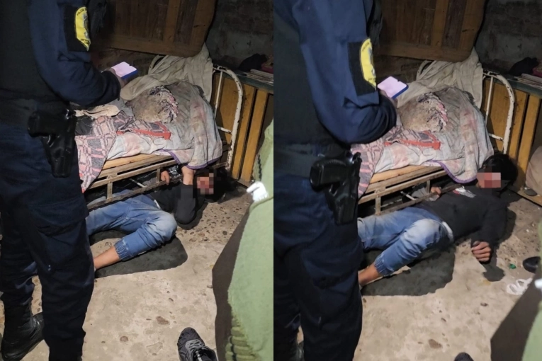 Un hombre buscado por robos fue encontrado por la policía debajo de una cama